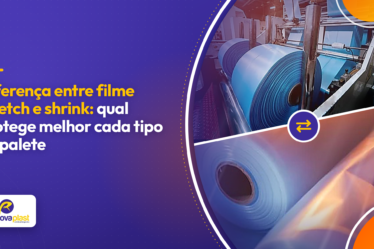 Palete de caixas envolvido em filme plástico transparente em área de expedição industrial